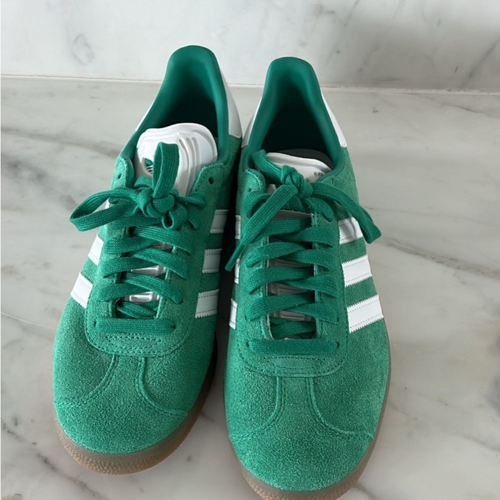 Adidas gazelle green tennis shoe